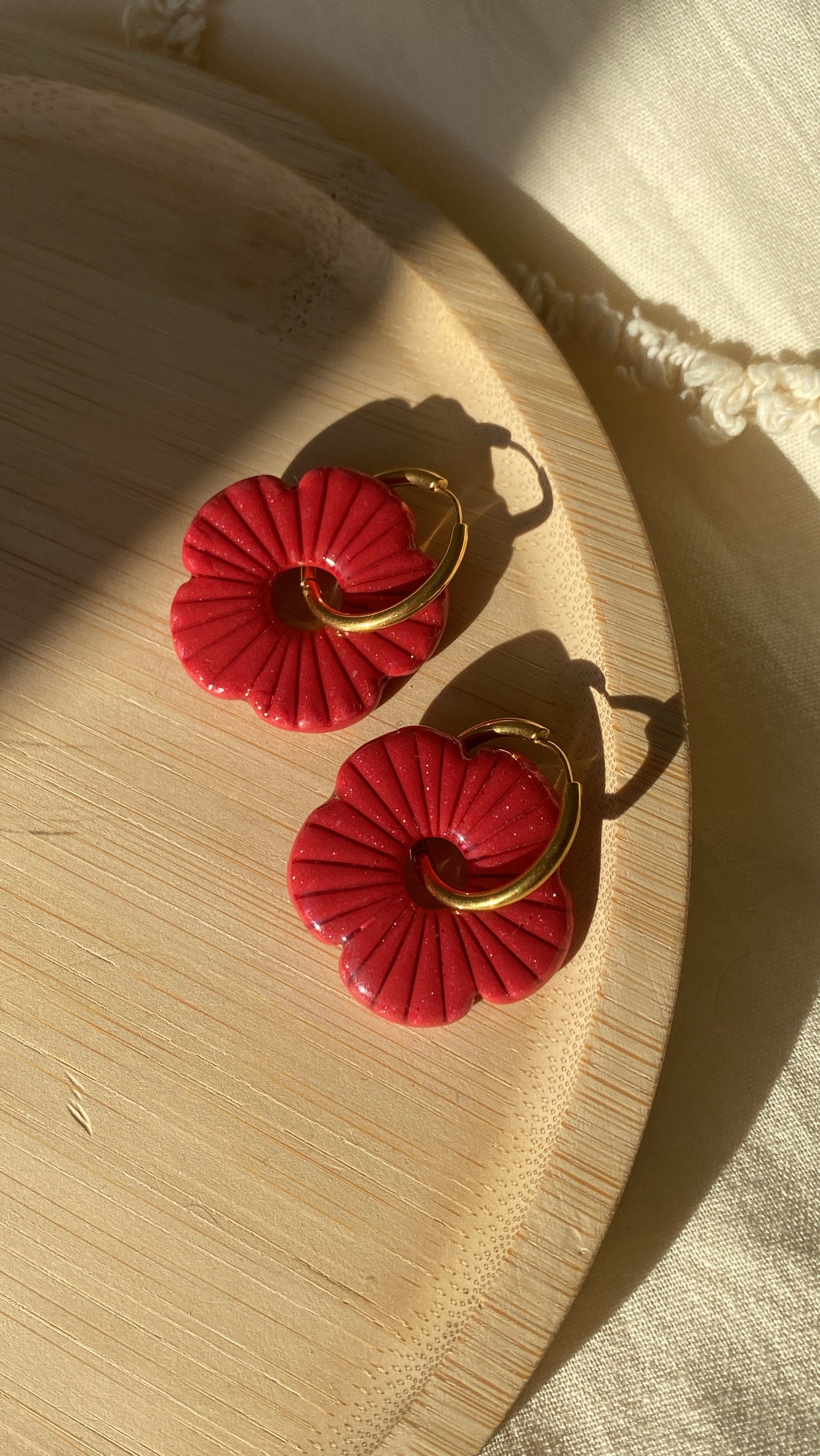 Grandes fleurs rouges pailletées