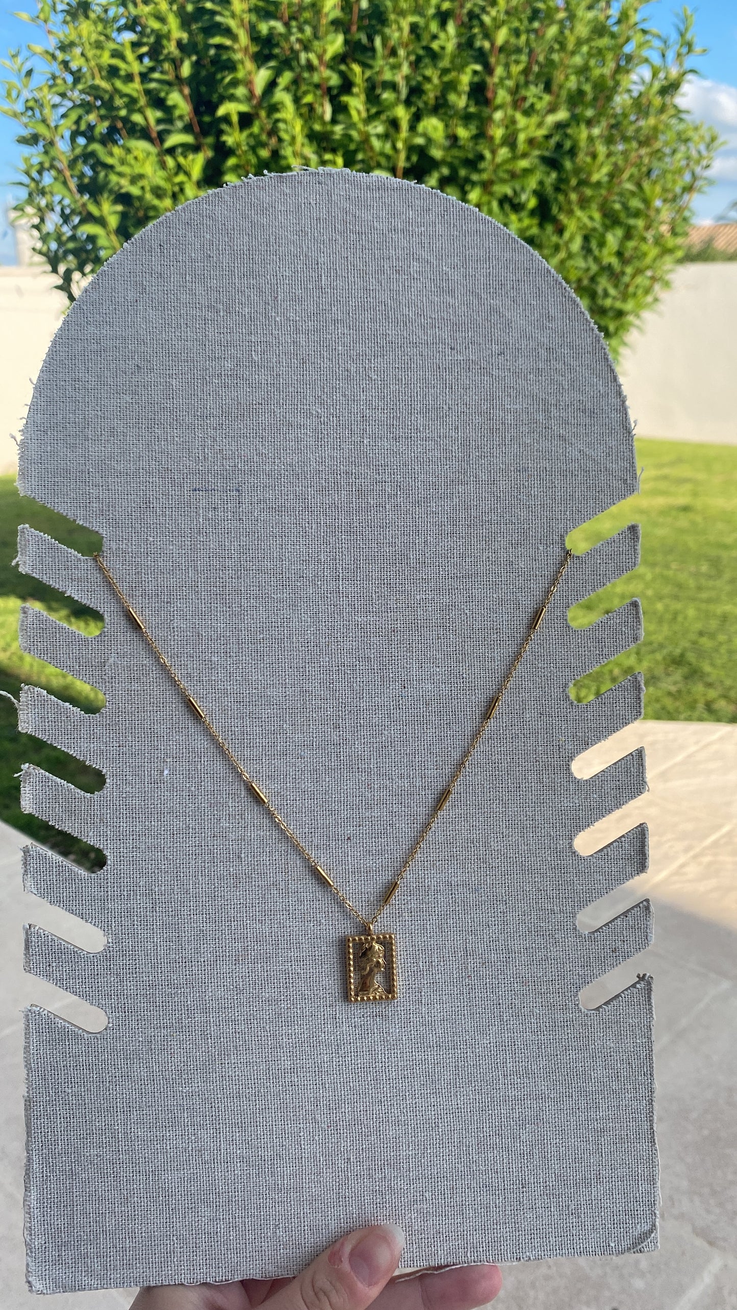 Collier doré visage