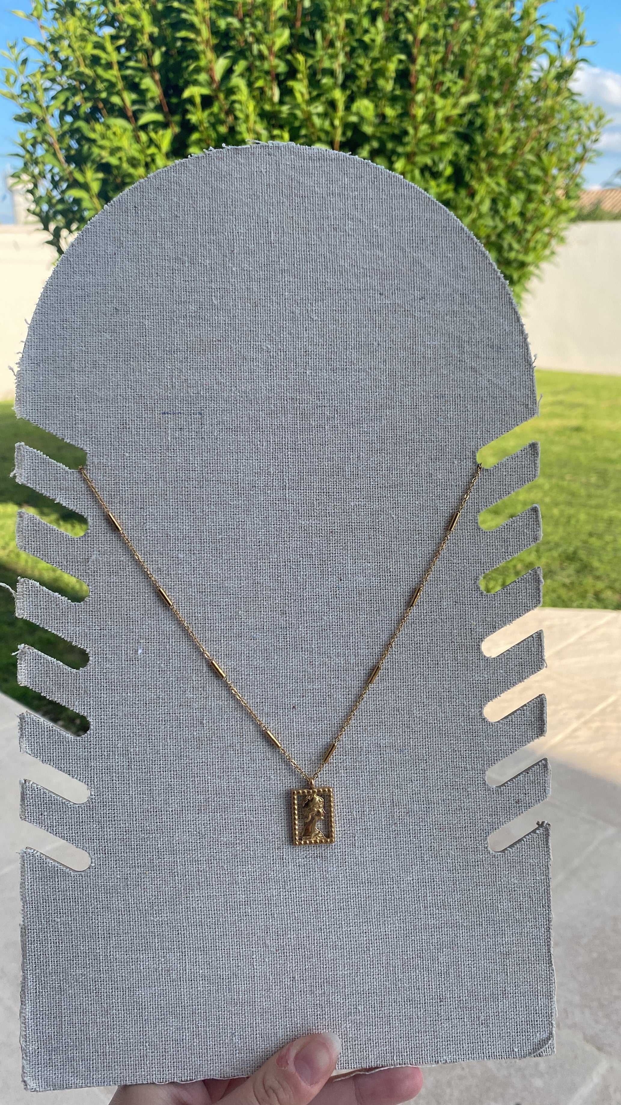 Collier doré visage