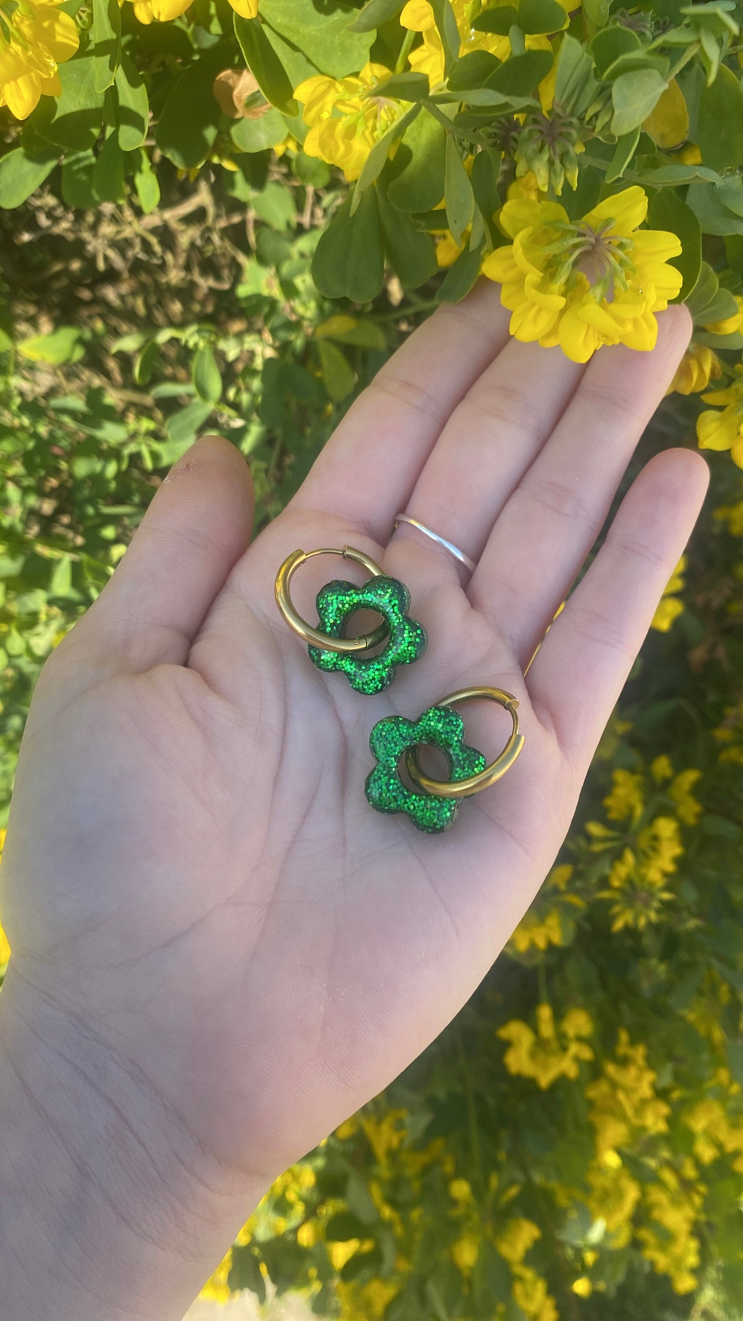 fleurs paillettes vertes