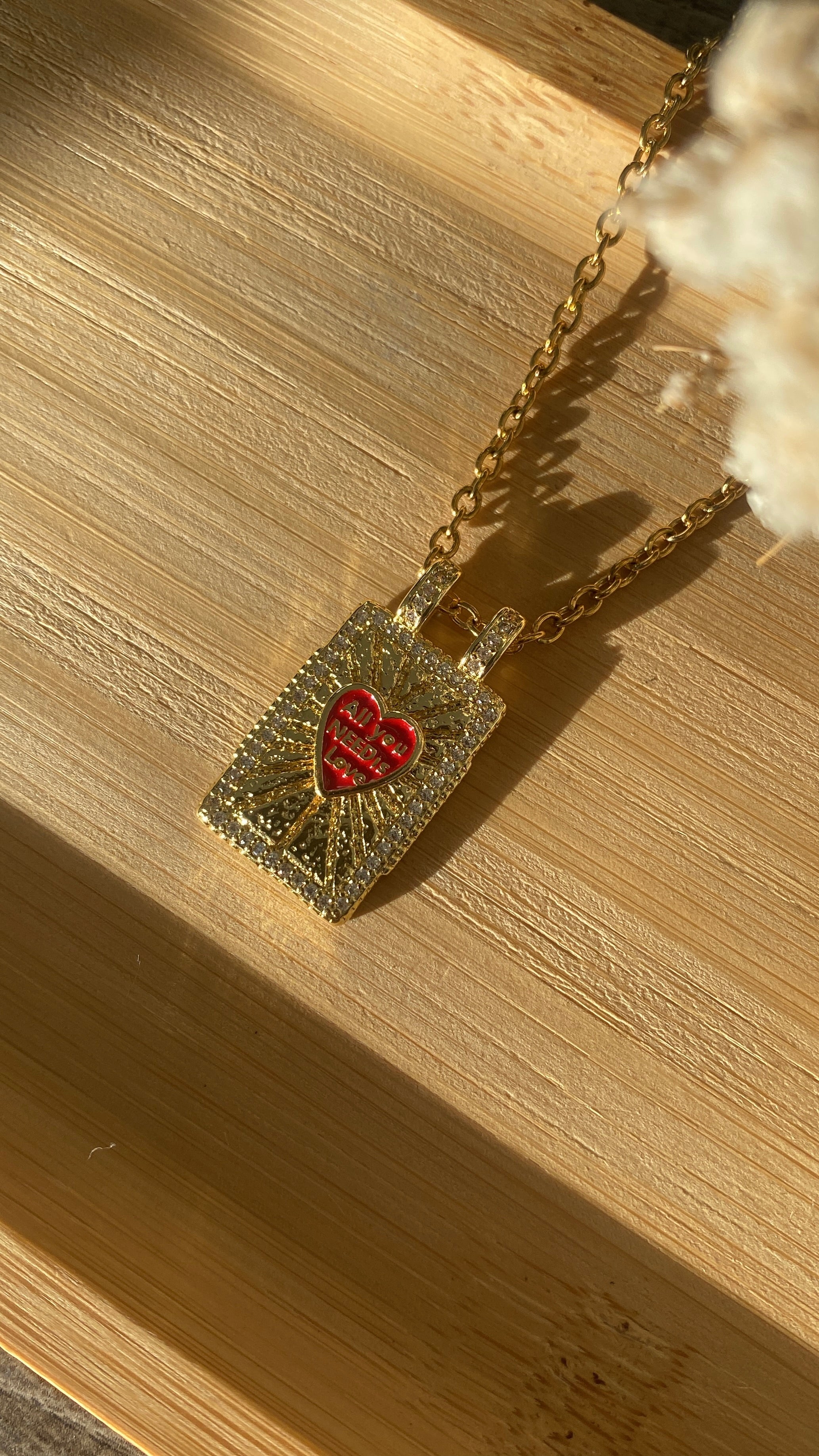 Sautoir « all you need is love »