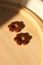 Fleurs marrons léopards