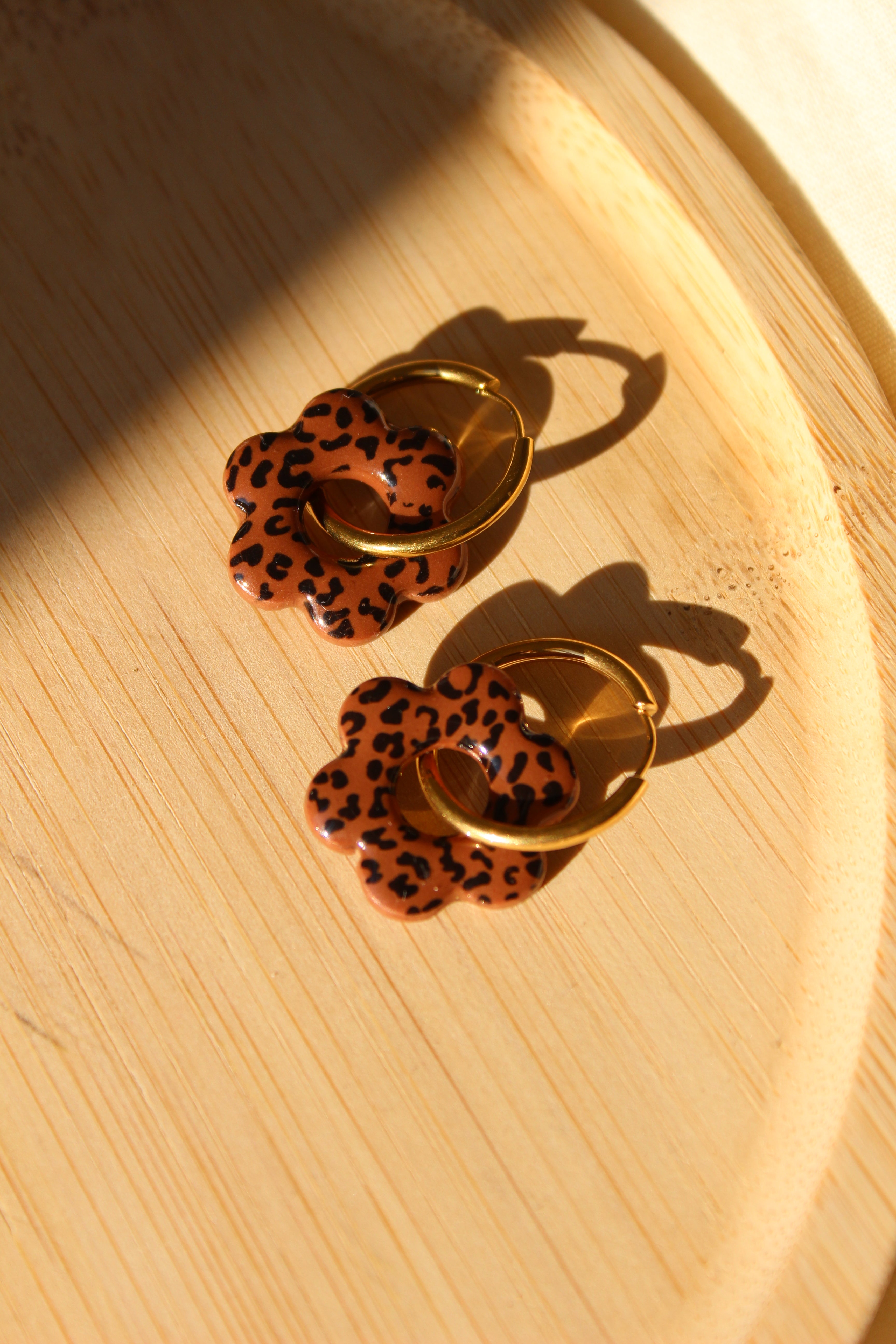 Fleurs marrons léopards