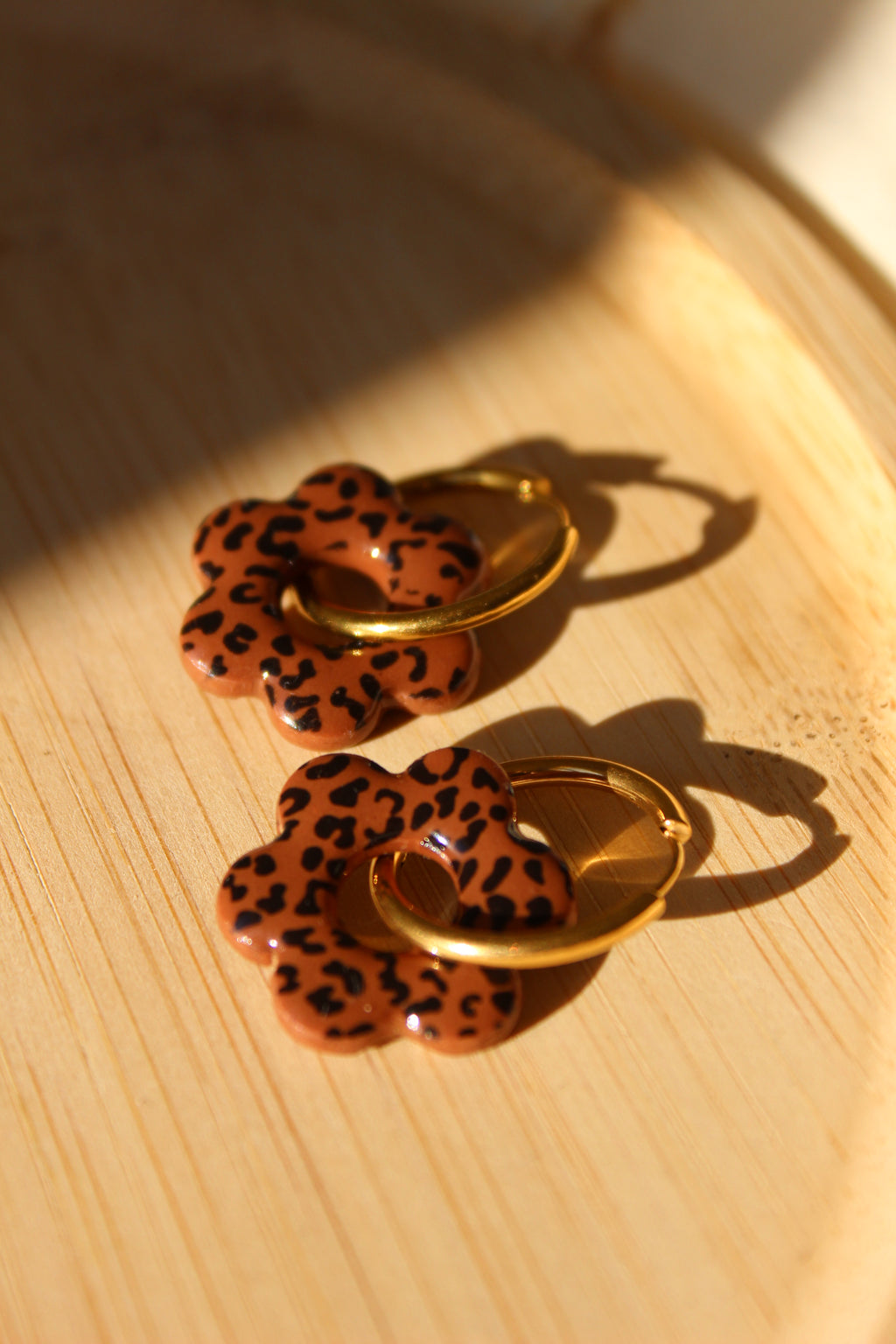 Fleurs marrons léopards