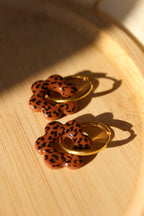 Fleurs marrons léopards