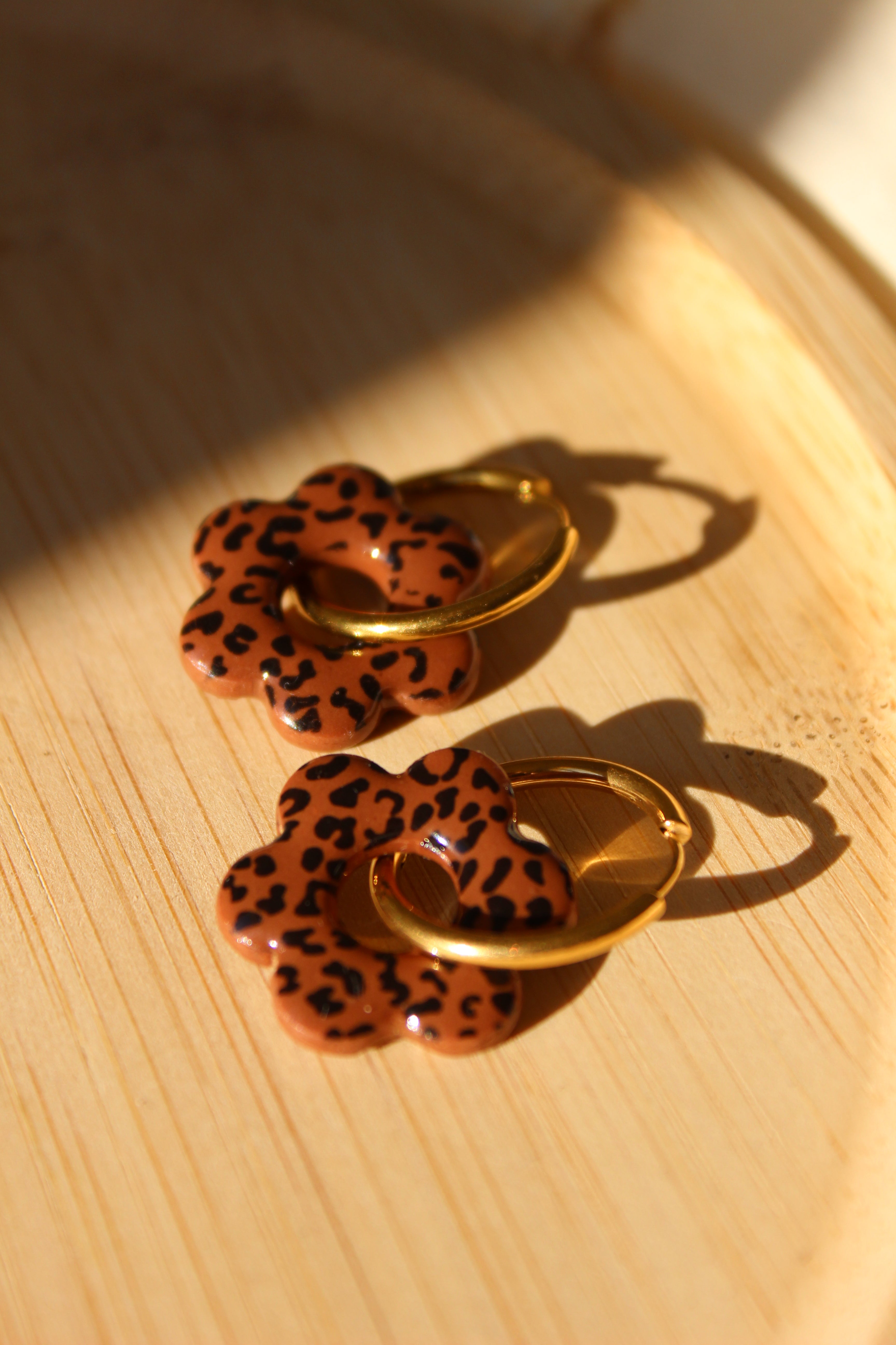 Fleurs marrons léopards